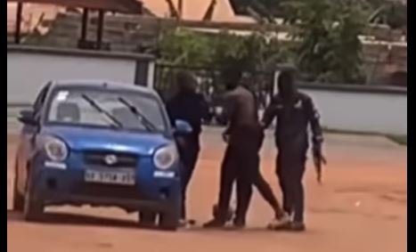 Man fights three policemen in public (Video)