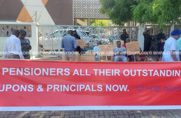 Pensioner Bondholders picket at Finance Ministry to demand payment of matured coupons