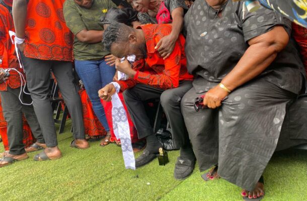 Akwaboa Jnr breaks down as he lays father to rest