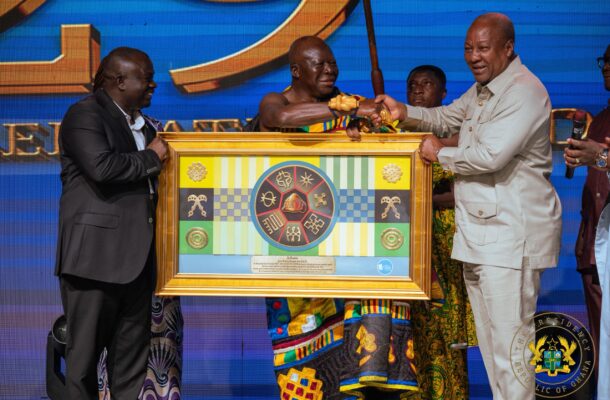 Otumfuo rewards two top journalists with GHS50,000 cash