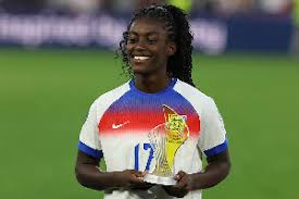 English-Ghanaian starlet Michelle Agyemang Wins 2025 Golden Girl Award