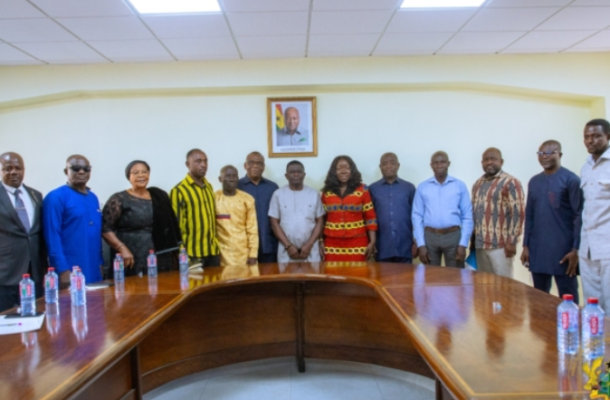 Trade Minister engages tomato growers and traders to resolve industry challenges