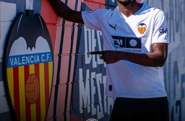 Valencia sign Ghanaian teenager Emmanuel Ofori Sakyi