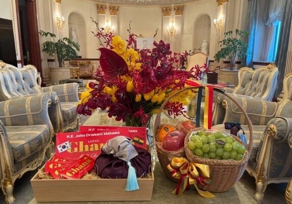 South Korean President presents Ghana chocolate and Samsung phone to Mahama during official visit