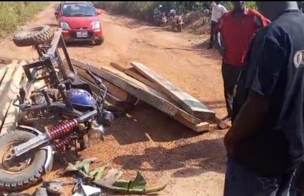 Timber-laden Aboboyaa crash at Okyerekrom claims life of 23-year-old man